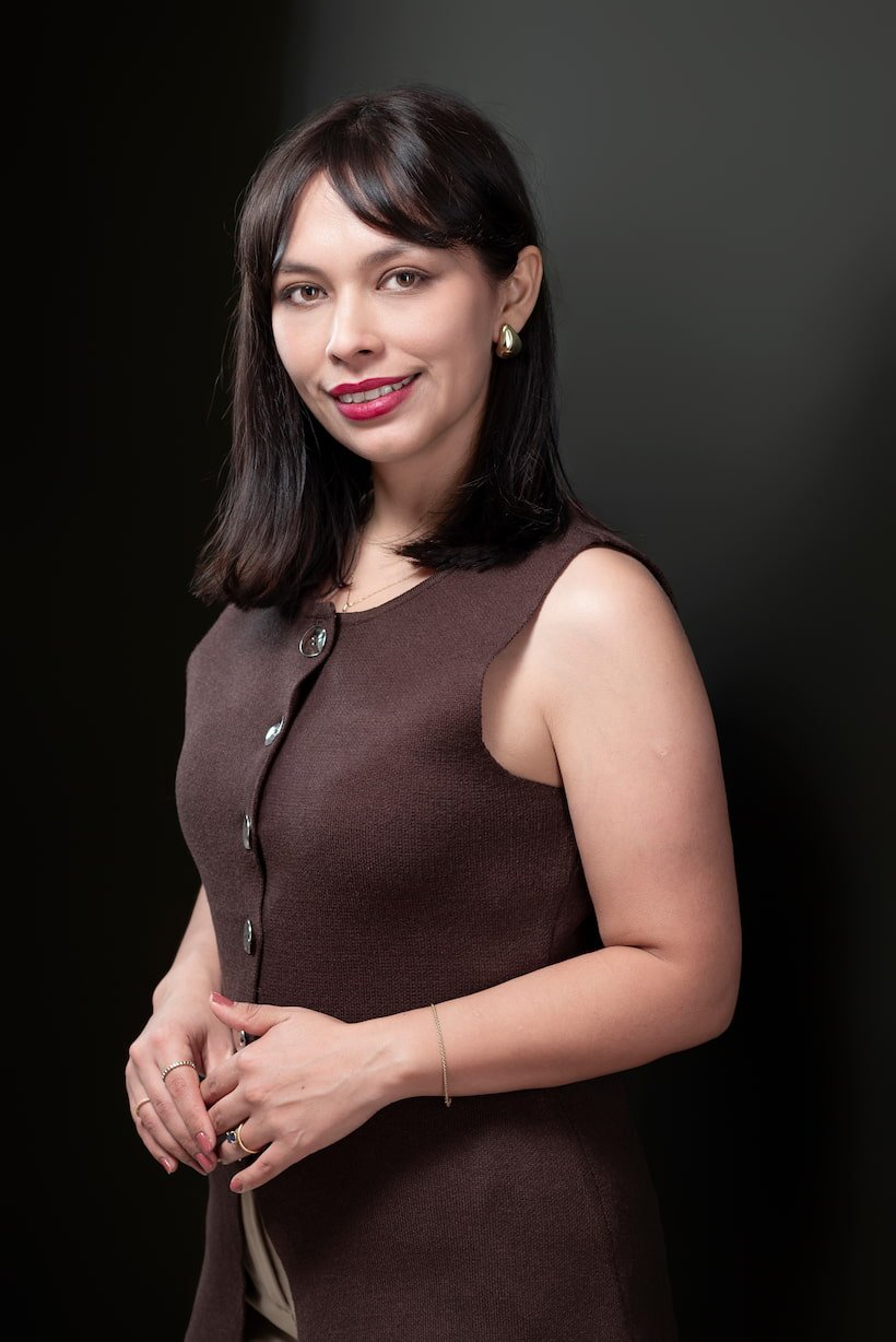 Retrato profesional de Valeria Bustamante, abogada de Assentis